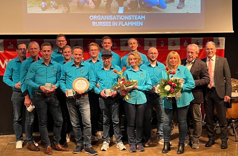 Euphorisch, feierfreudig, aber auch mit dem klarem Blick auf das nächste Volksfest 2024 nahm das Organisationsteam von »Rursee in Flammen« mit Geschäftsführer Sander Lutterbach (6.v.l.) und dessen Vorgänger Heiner Jansen (2.v.r.) den Bürgermeisterehrenpreis von Bernd Goffart (r.) entgegen.