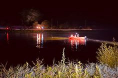 Die Feuerwehr versucht in der Nacht, den Flüchtigen Fahrzeugführer bei Klotten aus der Mosel zu ziehen.