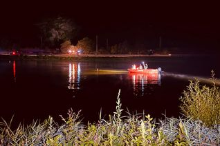 Die Feuerwehr versucht in der Nacht, den Flüchtigen Fahrzeugführer bei Klotten aus der Mosel zu ziehen.