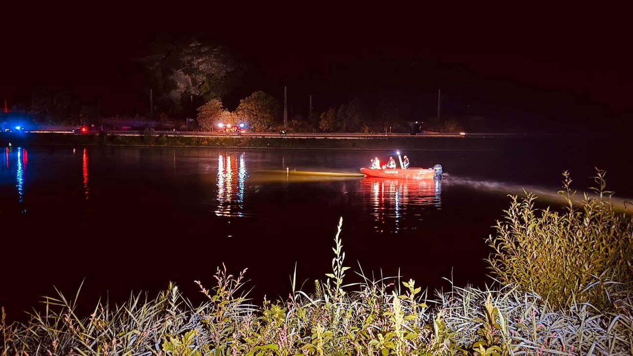 Die Feuerwehr versucht in der Nacht, den Flüchtigen Fahrzeugführer bei Klotten aus der Mosel zu ziehen.