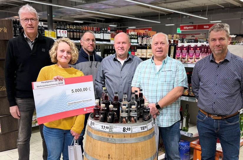 Vertreter des Gewerbevereins und REWE-Betreiber Michael Rieck gratulierten Ute Pietsch (2.v.l.) zum Hauptpreis bei der Simmerather Weihnactsverlosung. Platz zwei ging an Jürgen Lutterbach (2.v.r.).