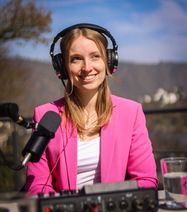 Die Deutsche Weinkönigin Anna Zenz beim Podcast „MoselMomente“ im Nonnengarten des Cochemer Kapuzinerklosters.