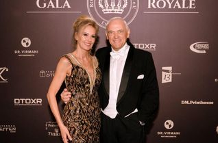 Petra Bauersachs, Vizepräsidentin des Royal Club International (links), und Präsident Hans Mayer bei der Gala Royal 2026 auf Schloss Niederweis.