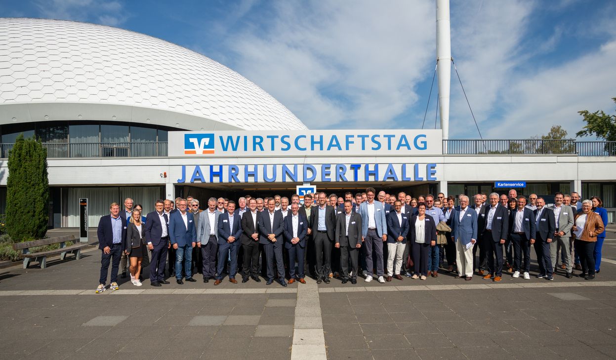 Die VR-Bank RheinAhrEifel hat mit etwa 100 Unternehmern und Privatkunden am »Wirtschaftstag« in der Jahrhunderthalle in Frankfurt teilgenommen.