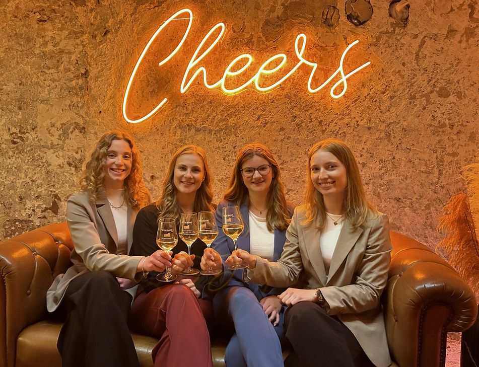 Die vier Bewerberinnen um die Mosel-Krone in der WineBank in Trier:  (von links) Paula Sophie Scherrer aus Sankt Aldegund, Maja Treis aus Zell-Merl, Anne van Dongen aus Traben-Trarbach und Anna Zenz aus Ediger-Eller.