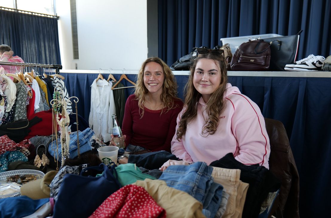 Verkäuferinnen beim Girls Flohmarkt.