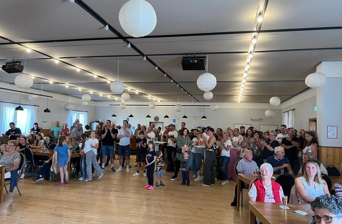 Freuen sich zum Auftakt der Kirmes über Landessilber: Die Einwohner von Rohren, die mit ihrem großen Engagement die erfolgreiche Teilnahme am Wettbewerb »Unser Dorf hat Zukunft« möglich gemacht haben.