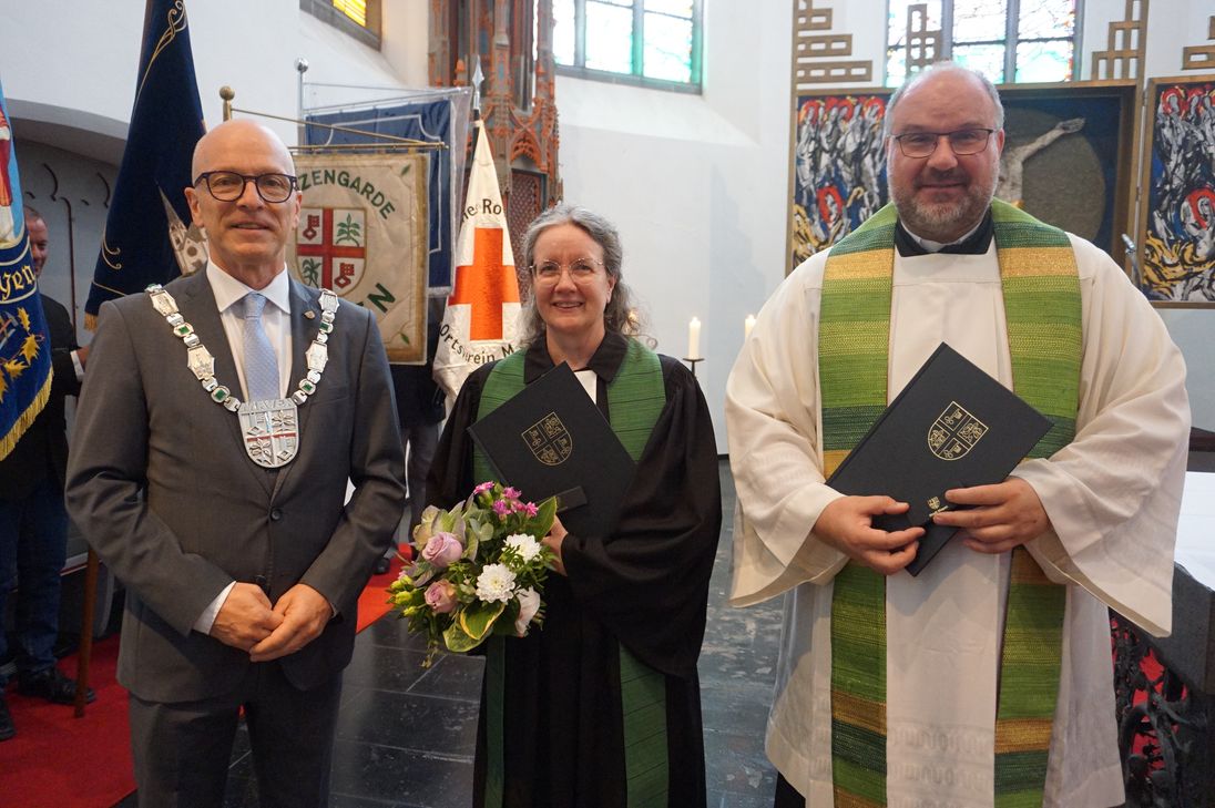 Oberbürgermeister Dirk Meid (links) durfte gleich zwei goldene Ehrennadeln der Stadt Mayen verleihen.