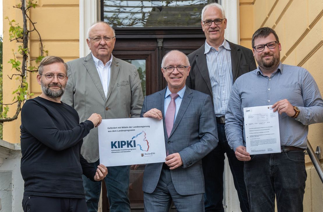 Die Stadt Boppard hat einen KIPKI-Förderbescheid in Höhe von 450.107,57 erhalten. Energiemanager Robert Schumann (von links), der Erste Beigeordnete Helmut Schröder, Bürgermeister Jörg Haseneier, Hans-Joachim Bach, Leiter des Fachbereichs 3, und Klimaschutzmanager Dominik Nachtsheim freuen sich über die Förderzusage. Die Fördergelder fließen in ihren Zuständigkeitsbereichen in sieben verschiedene Projekte.