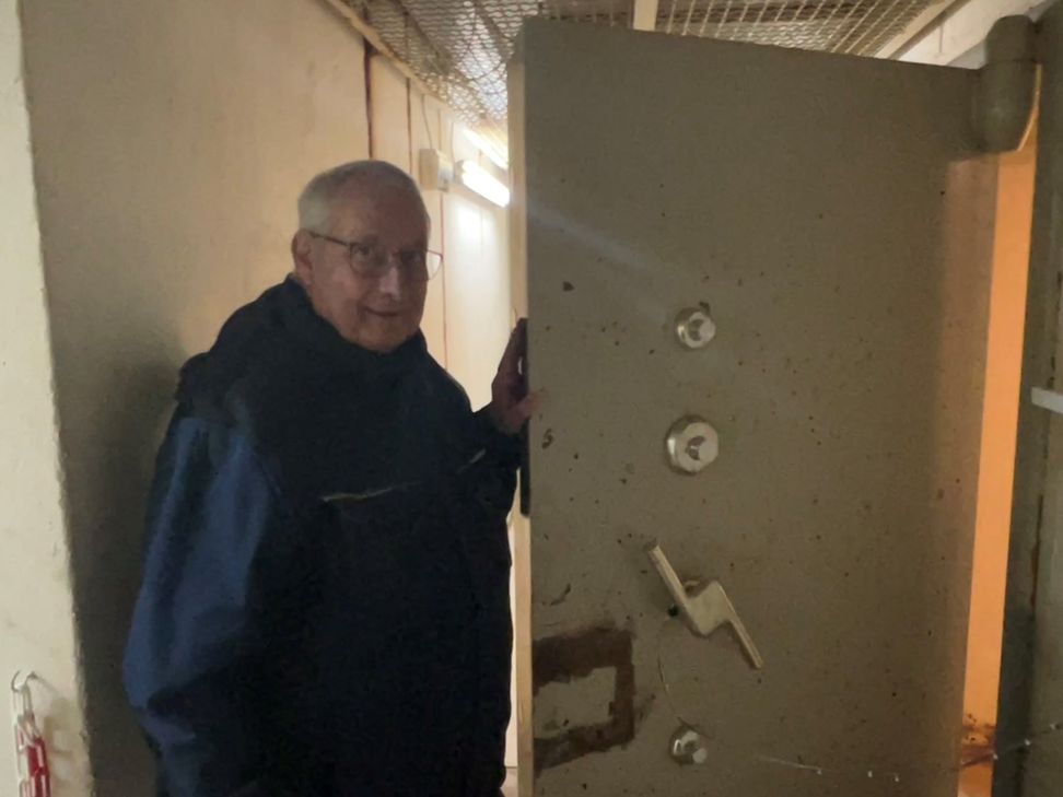 Peter Kern vor der Tür des Tresorraums, in dem die "Ersatzwährung" lagern sollte.