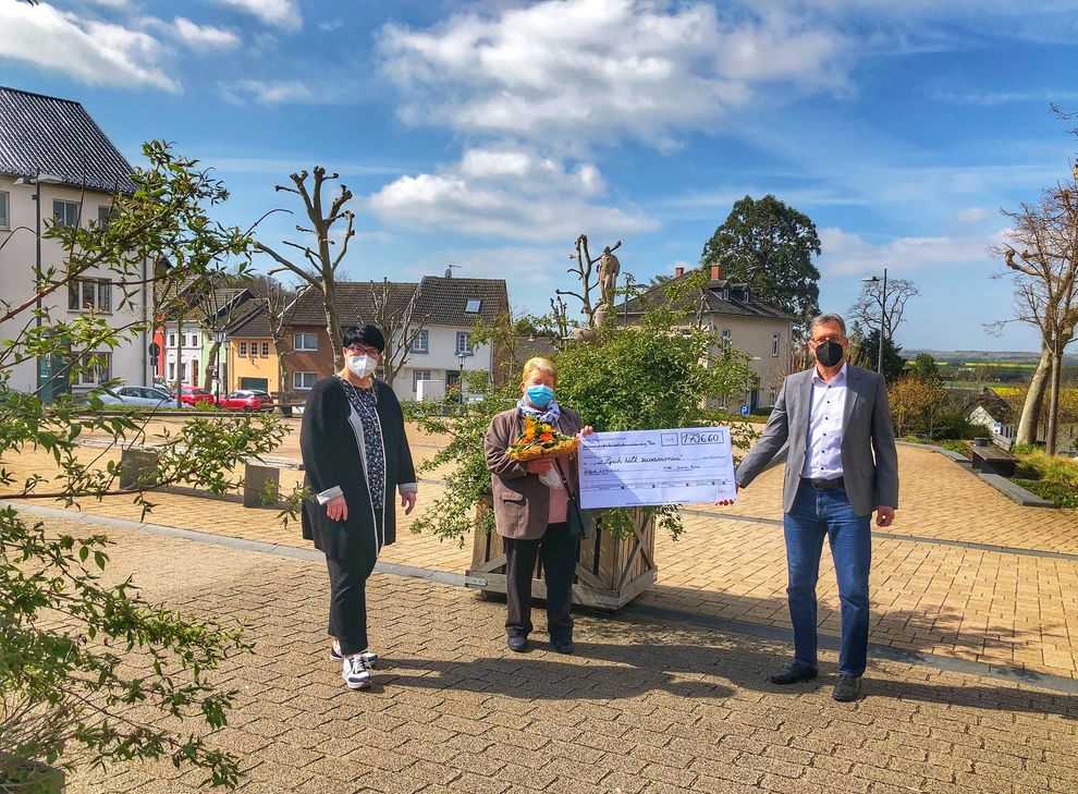 Bürgermeister Ulf Hürtgen (l.) und Barbara Breuer (Geschäftsbereichsleiterin für Soziales und Bildung bei der Stadt Zülpich (r.)) nahmen den Scheck von Marita Giesen (Runder Tisch Senio-ren Zülpich) entgegen. Foto: Stadt Zülpich, Julia Schneider