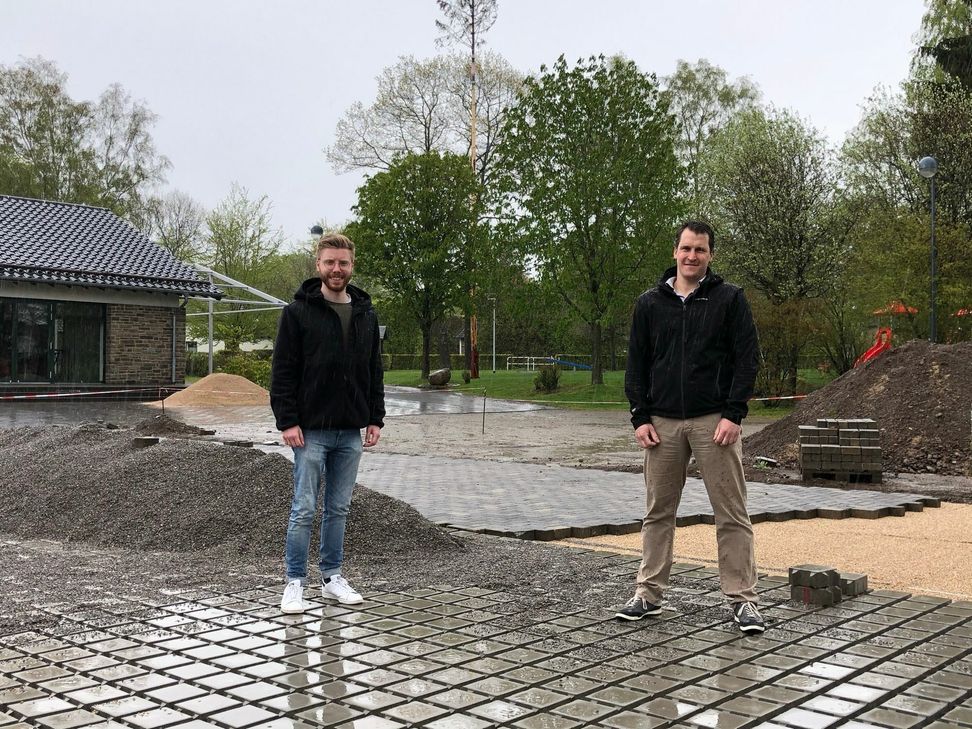 Ortsvorsteher Daniel Scheen-Pauls (l.) und Ortskartellvorsitzender Martin Greuel haben eine Menge vor, um aus dem Dorfplatz in Strauch eine lebendige Mitte zu machen. 12000 Euro von der LEADER-Region Eifel, aber gerade auch das große Ehrenamt im Ort machen die Umsetzung möglich. Foto: T. Förster