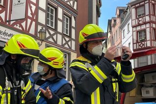 Zahlreiche Feuerwehren waren am Freitag in Cochem im Einsatz. Fotos: Zender