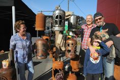 Ganz schön kreativ das Angebot beim Bauern- und Handwerkermarkt in Hermeskeil. Und dank des supertollen Oktoberwetters waren wie hier am Stand der "Werkelstatt" von Anja und Michael Becker aus Kradenbach in der Eifel auch super gut gelaunte Menschen unterwegs.