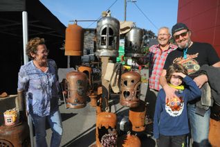 Ganz schön kreativ das Angebot beim Bauern- und Handwerkermarkt in Hermeskeil. Und dank des supertollen Oktoberwetters waren wie hier am Stand der "Werkelstatt" von Anja und Michael Becker aus Kradenbach in der Eifel auch super gut gelaunte Menschen unterwegs.
