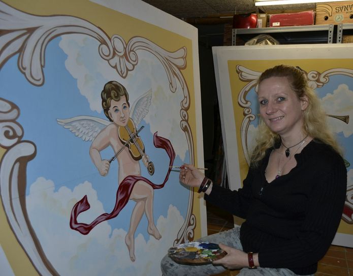 Sandra Lenzen ist eine Malerin und Illustratorin aus Gemünd, die viel für historische Schausteller arbeitet. Gerade erst hat sie in ihrer Werkstatt ein Karussell aus den 20er Jahren nach den original Vorlagen neu bemalt. mn-Fotos
