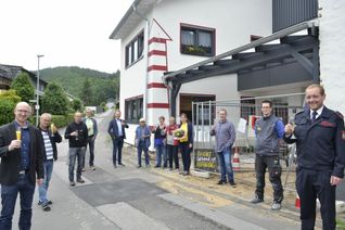 Viele Menschen haben dem Ehepaar Marianne und Rudolf Paulson (4. und 5. von links) aus Oberhausen geholfen, die zwar ihr Haus nach einer Brandstiftung verloren hatten, sich aber ihre Hoffnung bewahrt haben. Ende des Monats können sie ihr neues Heim beziehen. Fotos: M. Nielen