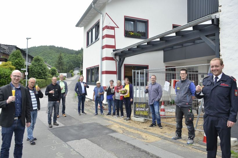 Viele Menschen haben dem Ehepaar Marianne und Rudolf Paulson (4. und 5. von links) aus Oberhausen geholfen, die zwar ihr Haus nach einer Brandstiftung verloren hatten, sich aber ihre Hoffnung bewahrt haben. Ende des Monats können sie ihr neues Heim beziehen. Fotos: M. Nielen