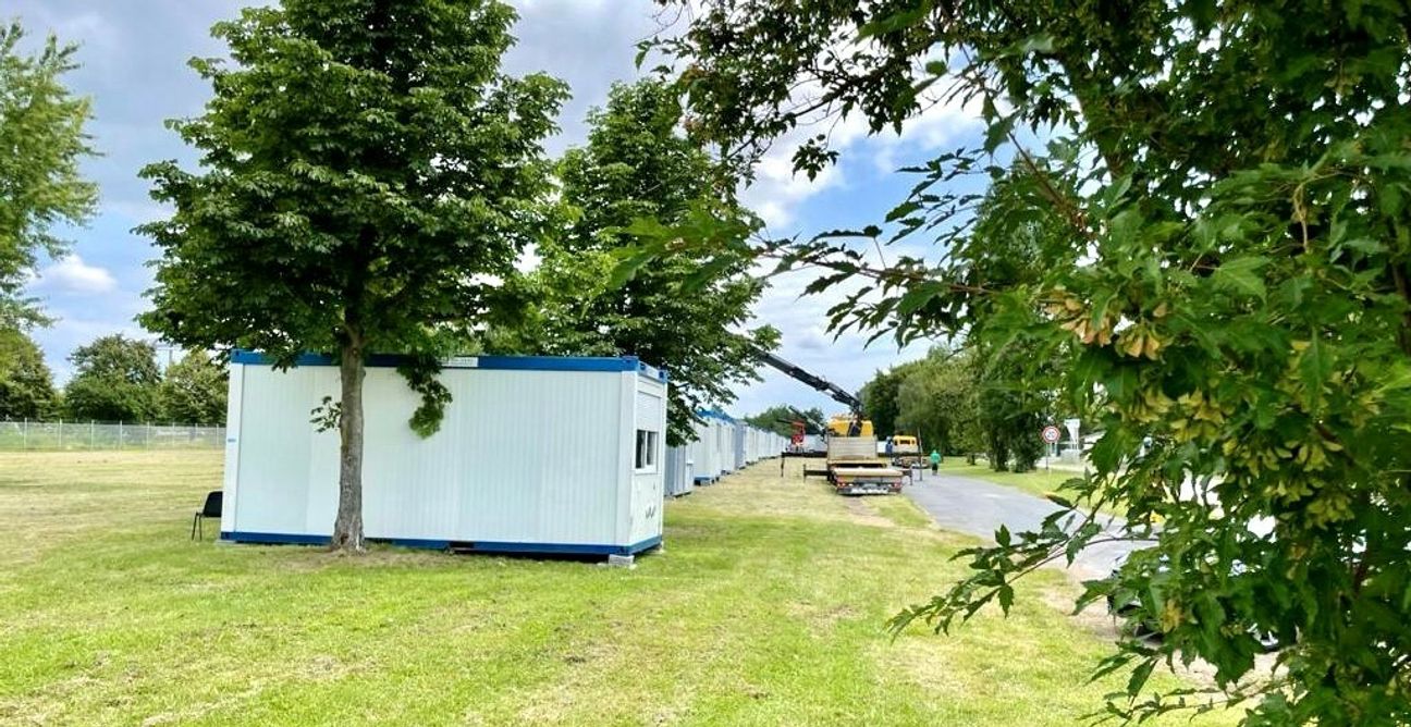 Die ersten Notunterkünfte auf dem Mendiger Flugplatz werden errichtet.