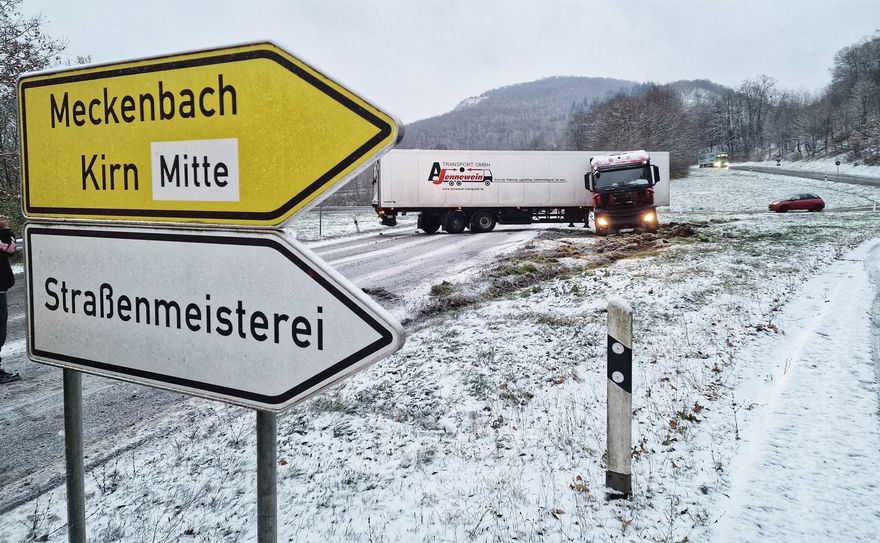 Lkw-Unfall auf schneebdeckter Fahrbahn