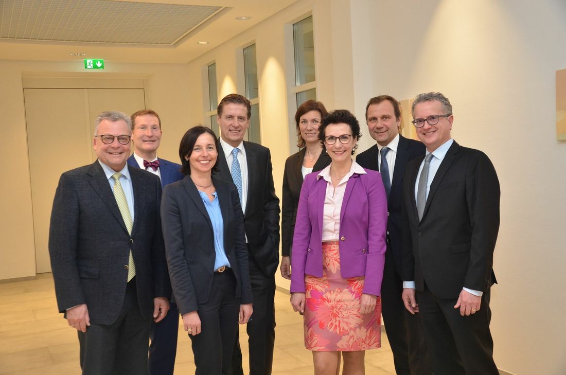 An die Spitze der IHK Aachen gewählt: Der neue Präsident Wolfgang Mainz (4.v.l.) umrahmt von den Vizepräsidenten sowie IHK-Hauptgeschäftsführer Michael F. Bayer (2.v.l.).Foto: T. Förster