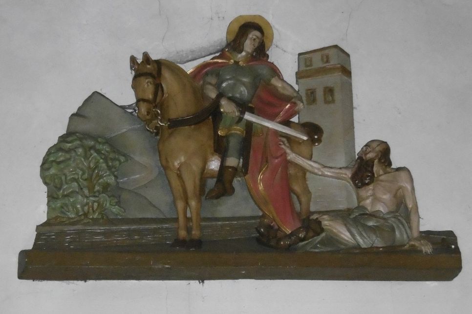Das Relief mit dem Motiv der Mantelteilung ist an der Innenwand über der Eingangstür der Hermeskeiler Martinuskirche zu sehen. Foto: Schmieder