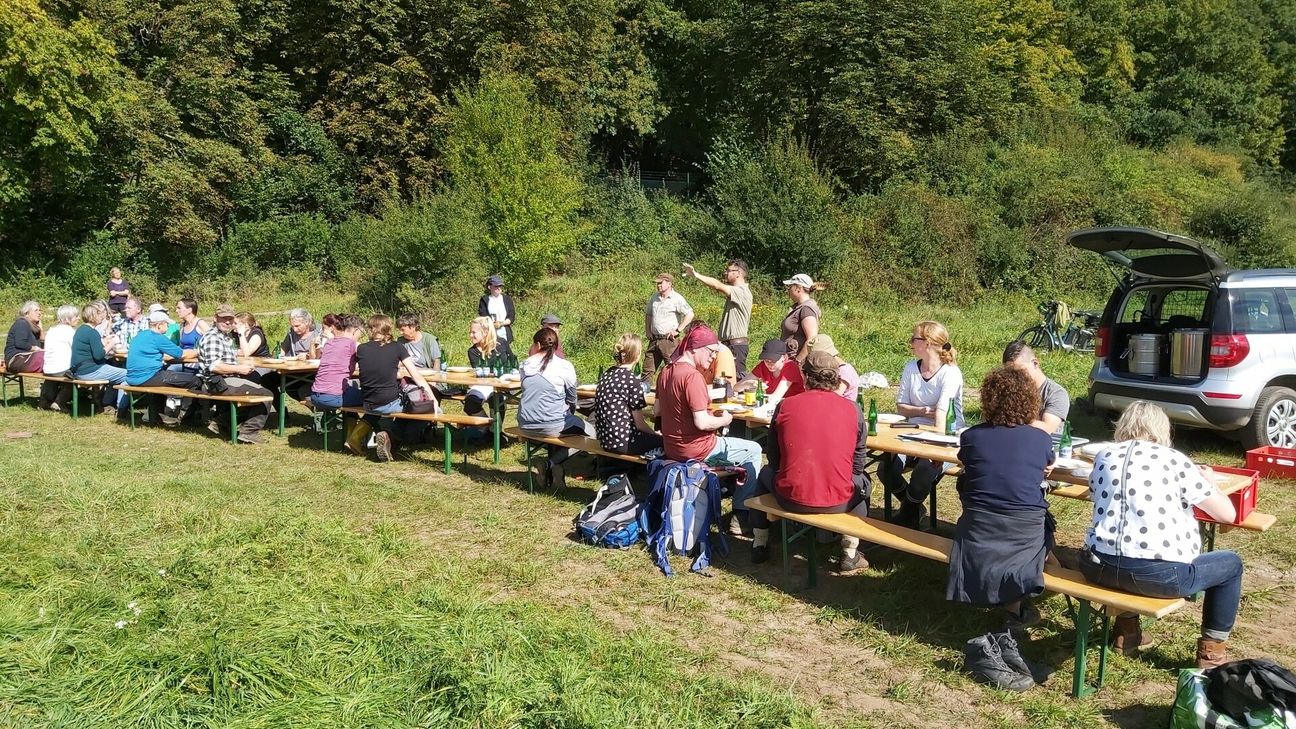 Auch für das leibliche Wohl war bei dem Freiwilligeneinsatz gesorgt. (Foto: Nationalparkverwaltung Eifel/M. Lammertz)