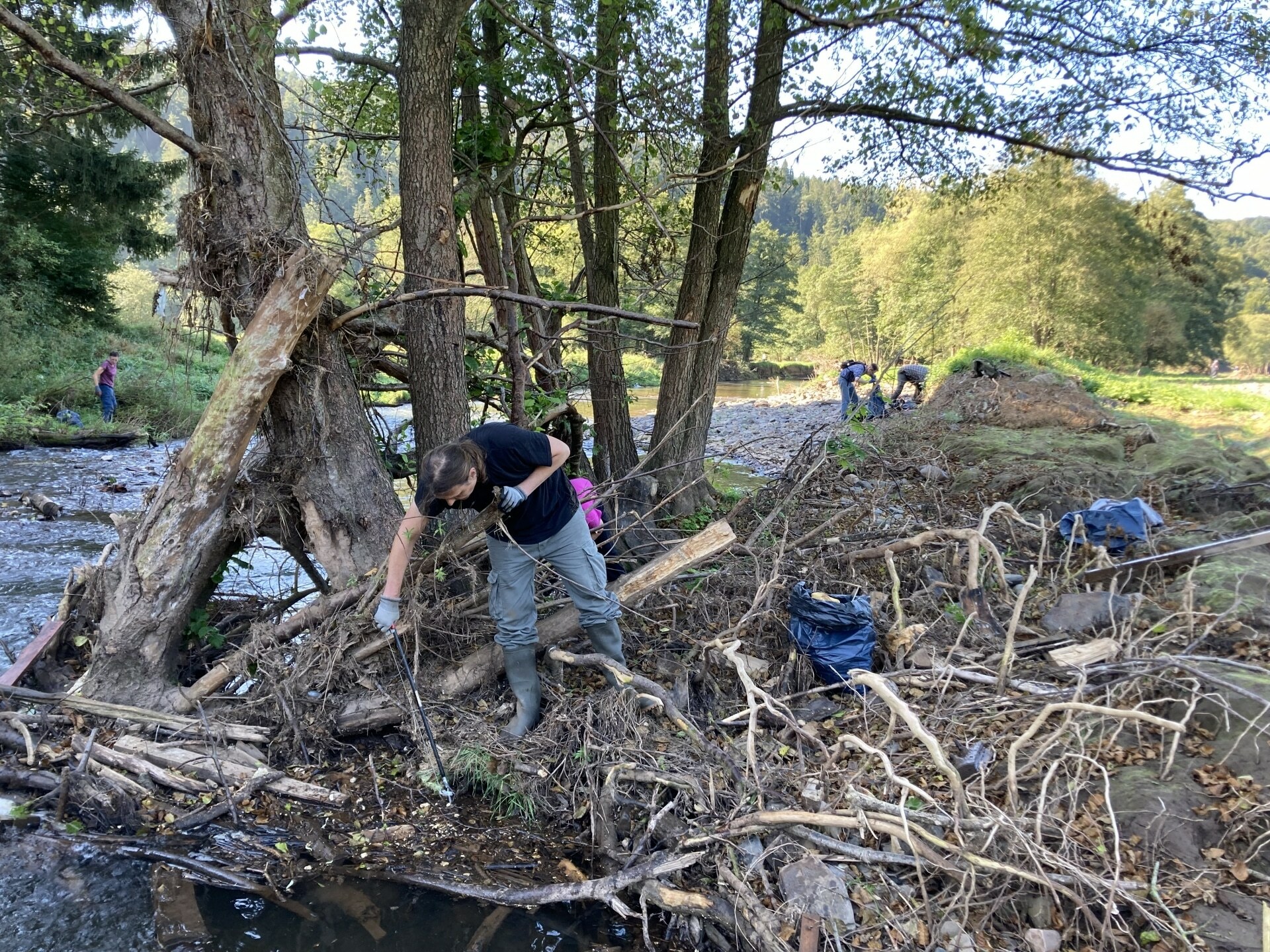 Mit großem Eifer waren die Helfer:innen bei der Müllsammelaktion in der Urftaue westlich von Gemünd. (Foto: Nationalparkverwaltung Eifel/T. Wiesen)