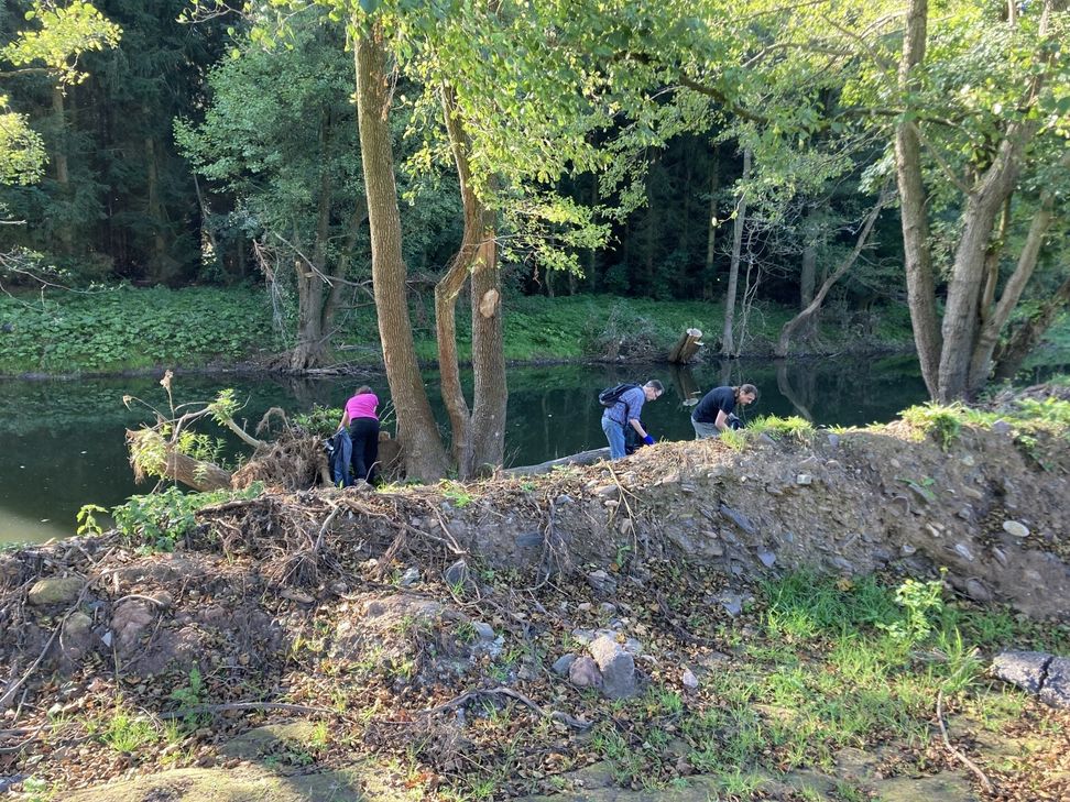 Am Ende des Einsatzes konnten die fleißigen Heldenden auf einen kleinen zusammengetragenen Müllberg blicken. (Foto: Nationalparkverwaltung Eifel/T. Wiesen)