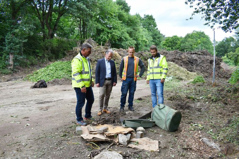 V.l.: Günter Hackländer (RHE), Bürgermeister Dr. Andreas Nikolay, Patrick Spang (Leiter Bauhof Simmern) und Tobias Mladek (RHE) begutachten illegal abgelade Abfälle - inklusive einer Treppenstufe - am Grünschnittplatz Simmern.