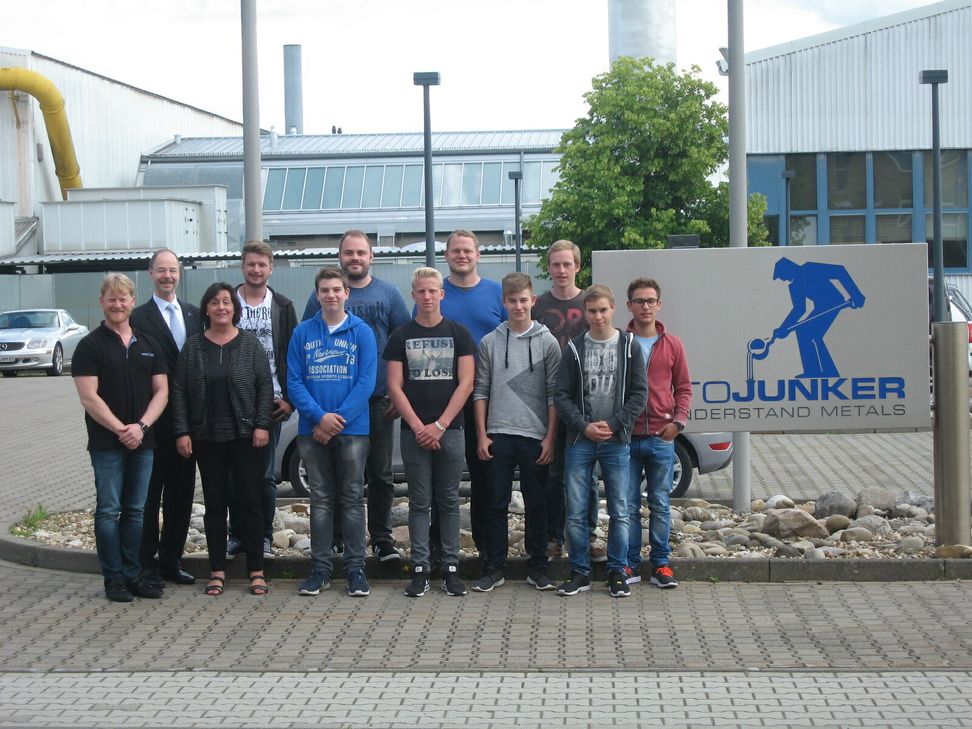 Geschäftsführung und Belegschaft wünschen den Jugendlichen einen guten Start und viel Spaß bei Otto Junker GmbH.