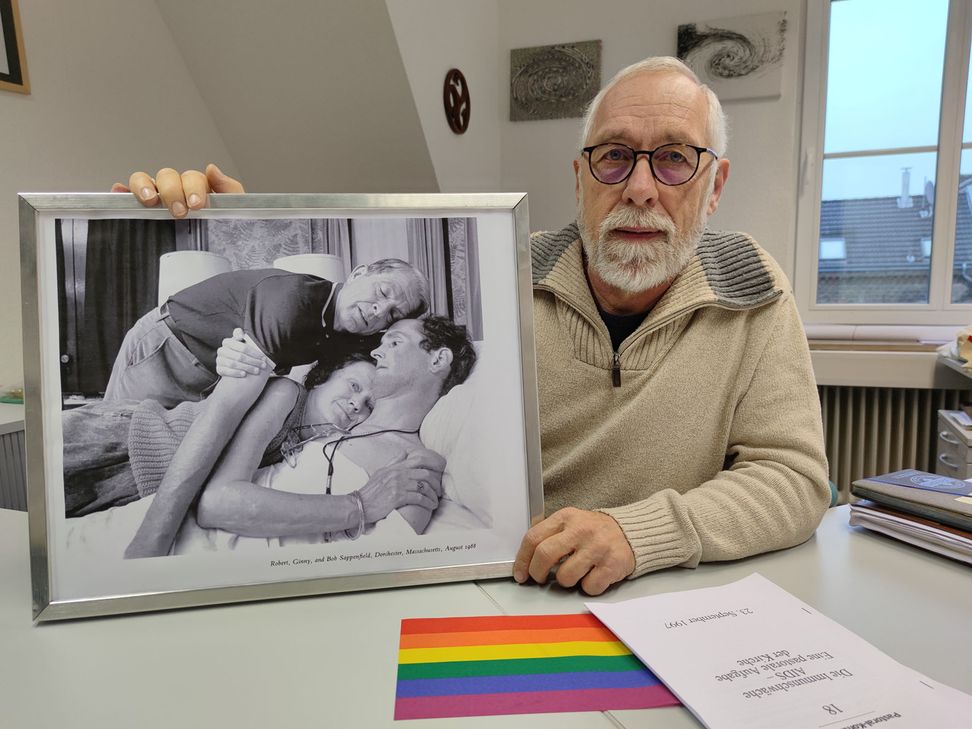 Caritasfachkraft Frank Burbach von der Beratungsstelle Sexuelle Gesundheit will am Weltaidstag ein Zeichen gegen Berührungsängste und Ausgrenzung setzen. Genau wie der der Fotograf Nicolas Nixon, der in den 1980er Jahren Aidskranke mit der Kamera begleitet und besondere Momente menschlicher Nähe eingefangen hat. Foto: Carsten Düppengießer