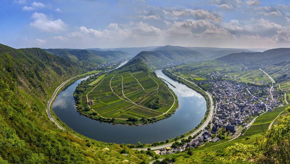 Calmont: Panorama der Moselschleife vom Gipfelkreuz auf dem Calmont aus. Foto: Heinz Peierl