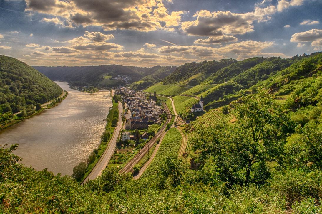 Hatzenport: Blick von der Rabenlay moselaufwärts auf Hatzenport. Foto: Klaus Breitkreutz