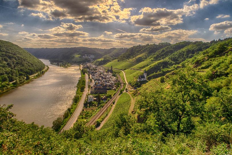Hatzenport: Blick von der Rabenlay moselaufwärts auf Hatzenport. Foto: Klaus Breitkreutz