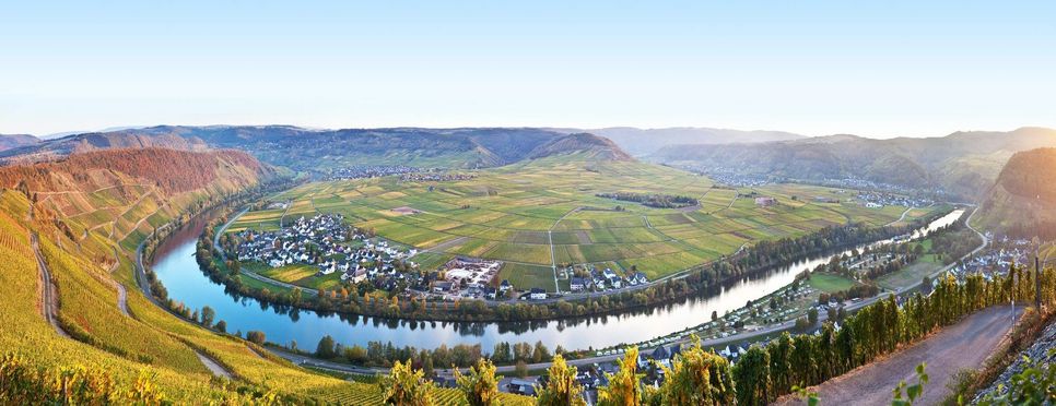 Klüsserath: Panorama-Aufnahme von der Wetterstation oberhalb der Lage Bruderschaft. Foto: Manfred Holz