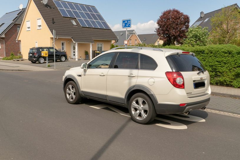 Das Piktogramm mit dem Hinweis auf die Geschwindigkeitsbegrenzung wird von vielen Verkehrsteilnehmern einfach überfahren - im wahrsten Sinne des Wortes. Foto: H. Wintgen