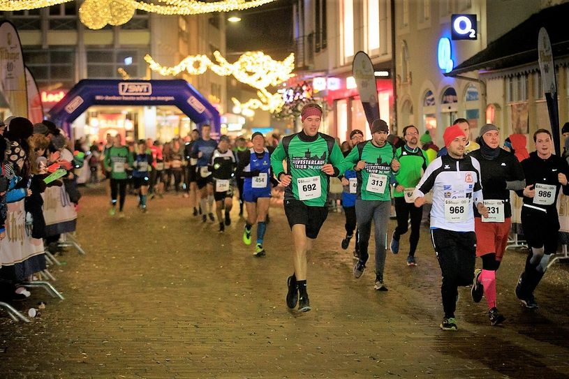 Die gute Stimmung in der Trierer Innenstadt - wie hier beim Volkslauf der Männer - gehört beim Silvesterlauf traditionell dazu. Foto: N. Wilhelmi/Silvesterlauf Trier e.V.