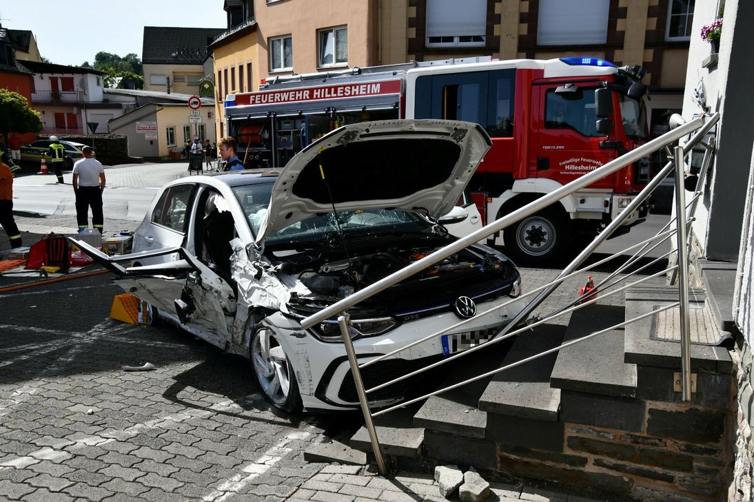 An der Steintreppe kam der VW Golf zum Stehen.