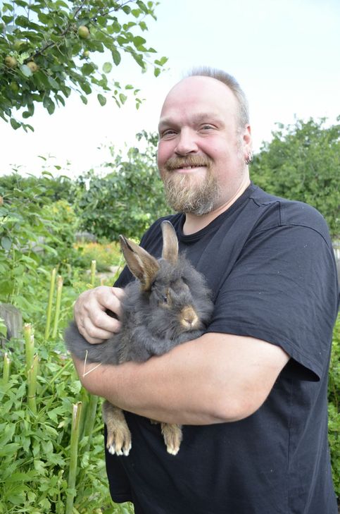 Arnim Pietralla mit einem belgischen Bartkaninchen.