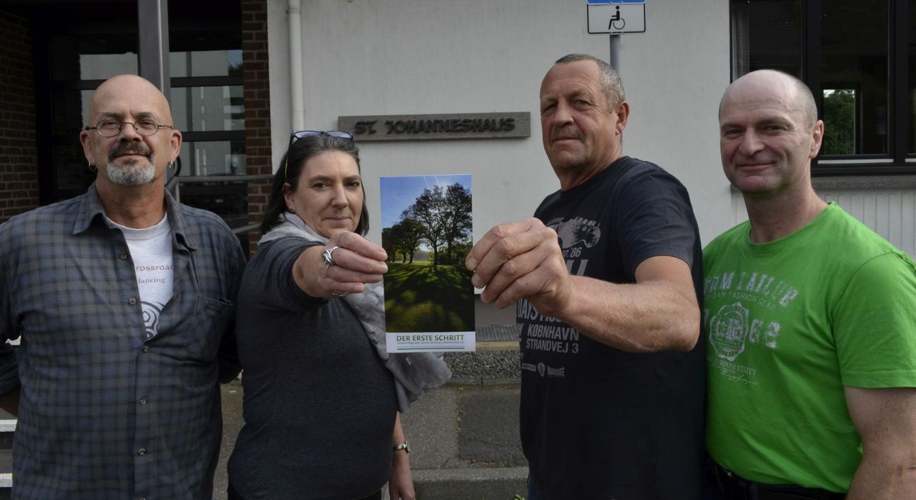 Diese Menschen wissen, was Sucht bedeutet - aber auch, wie man gegen sie angehen kann: Der Vorstand der Selbsthilfegruppe »Der erste Schritt« mit dem 2. Stellvertretenden Vorsitzenden Hubert Koch (v.li.), der 1.  Stellvertretenden Vorsitzenden Lydia Müller, dem Vorsitzenden Hans-Willi Floß sowie dem Geschäftsführer Erwin Henk. mn-Foto