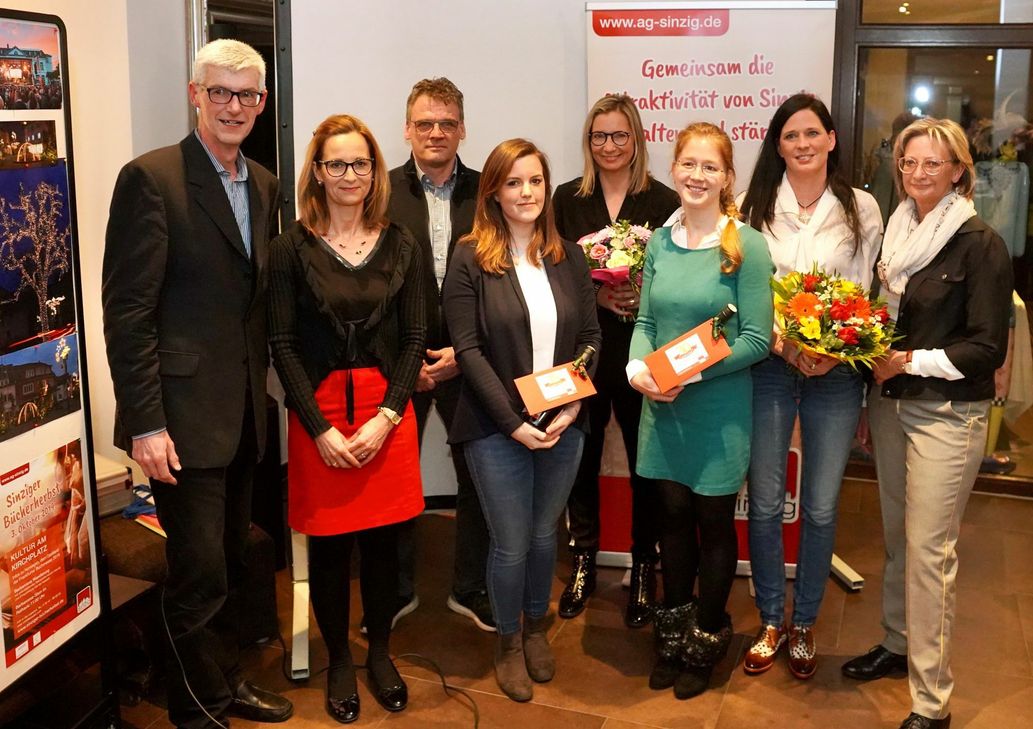 Trotz einschneidender Entscheidungen wurde im Rahmen der Mitgliederversammlung auch gefeiert und Mitglieder für 35 Jahre (WochenSpiegel) und 30 Jahre (Krupp Verlag) aktive Mitgliedschaft gehrt. Foto: Klaus Geck