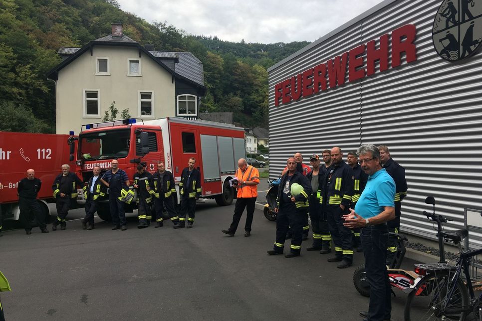 VG-Bürgermeister Alfred Steimers bedankte sich als Chef der Feuerwehr der VG Ulmen besonders bei seinen Feuerwehrleuten für die aktuelle Übung und für ihre Bereitschaft ganzjährig ehrenamtlich im Brand- und Katastrophenschutz einzustehen.