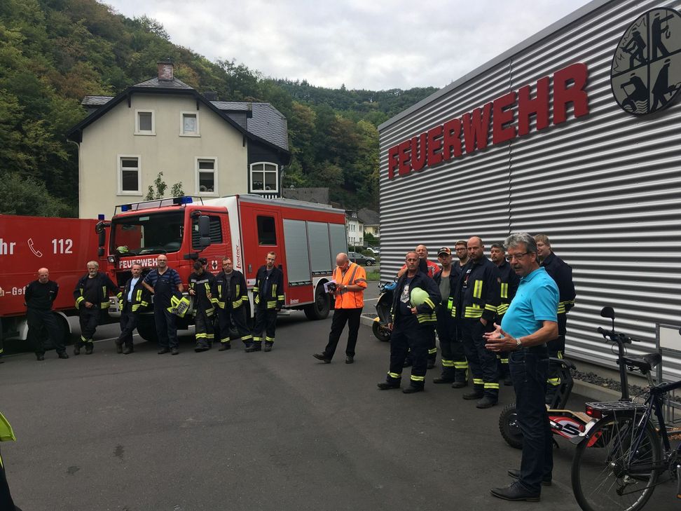 VG-Bürgermeister Alfred Steimers bedankte sich als Chef der Feuerwehr der VG Ulmen besonders bei seinen Feuerwehrleuten für die aktuelle Übung und für ihre Bereitschaft ganzjährig ehrenamtlich im Brand- und Katastrophenschutz einzustehen.
