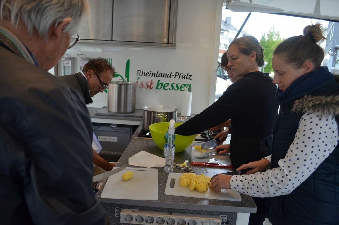 Die Teilnehmer schneiden Kartoffeln für die selbstgemachten Gnocchis.