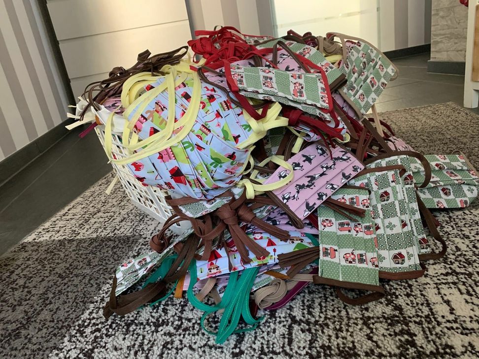 Über 700 Stoffmasken stellten die 26 Näherinnen und Näher der KG Rot-Weiß Gemünd her. Foto: Andreas Mertens