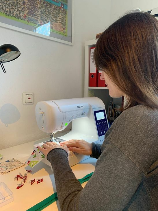 Auch Carolin Mertens, Ehefrau von Andreas Mertens, saß an der Nähmaschine. Foto: Andreas Mertens