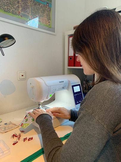 Auch Carolin Mertens, Ehefrau von Andreas Mertens, saß an der Nähmaschine. Foto: Andreas Mertens