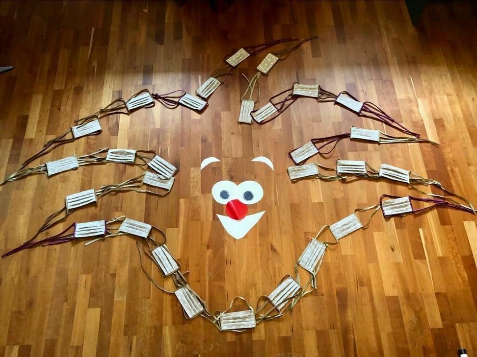 Das Symbolbild schlechthin: Stoffmasken und die Pappnas ... Foto: Andreas Mertens