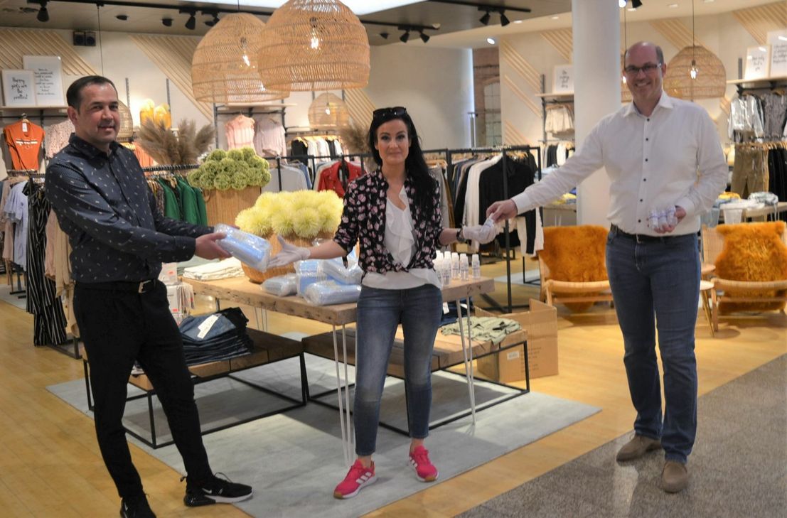 Simone Haubrichs bedankte sich bei Markus Schmitt (links) und Dr. Wolfgang Schlags (rechts). Foto: E. T. Müller